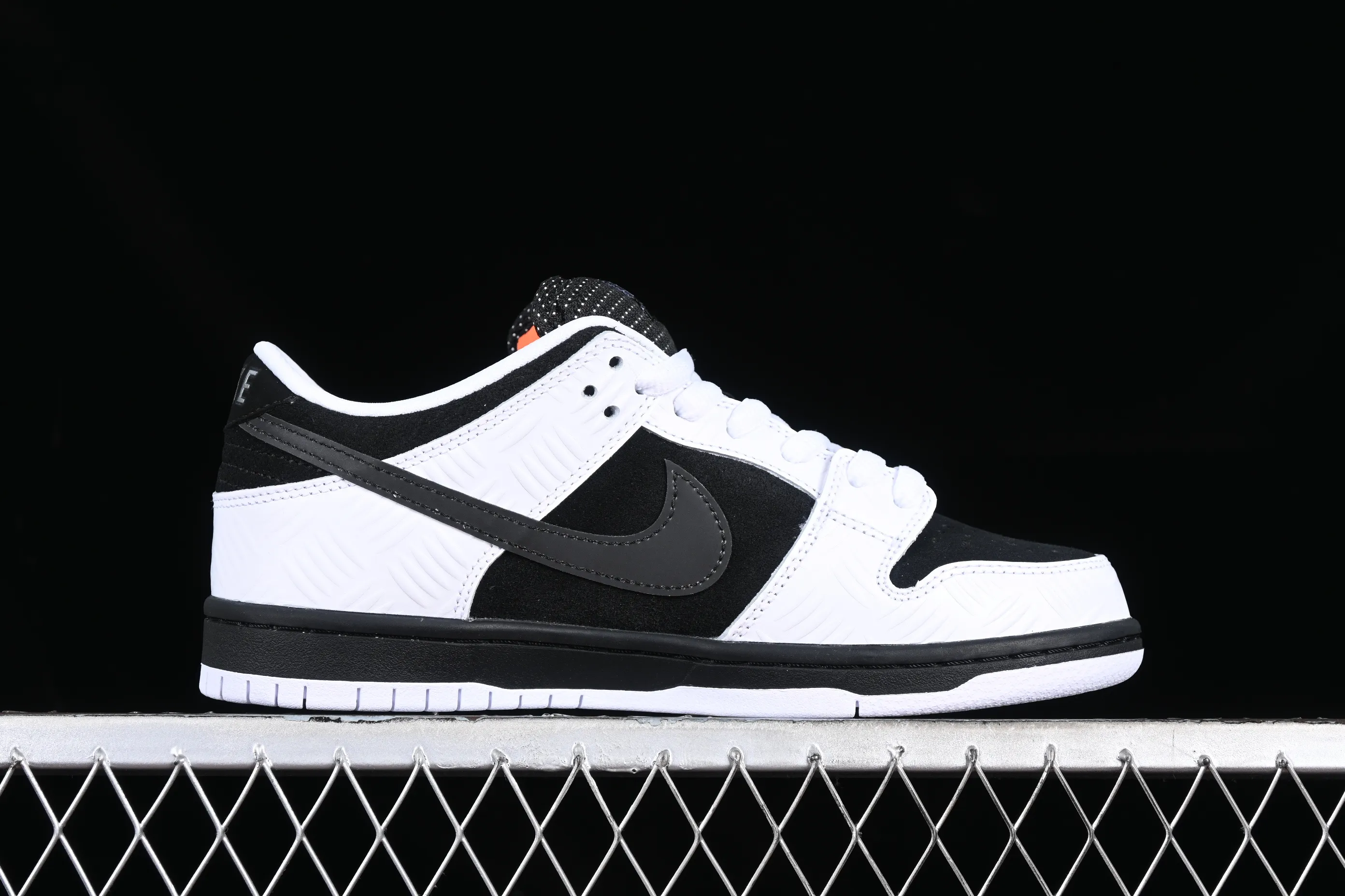 All categories Nk SB Dunk series Nk SB Dunk Low low-top sneakers F version Tightbooth x Nk SB Dunk joint model Reverse Panda SB low-top casual sports skateboard shoes FD2629-100